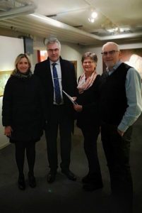 Flitiga besökare Carolina Sandgren och kommunalrådet Per-Martin Svensson Foto Bo Claëson.